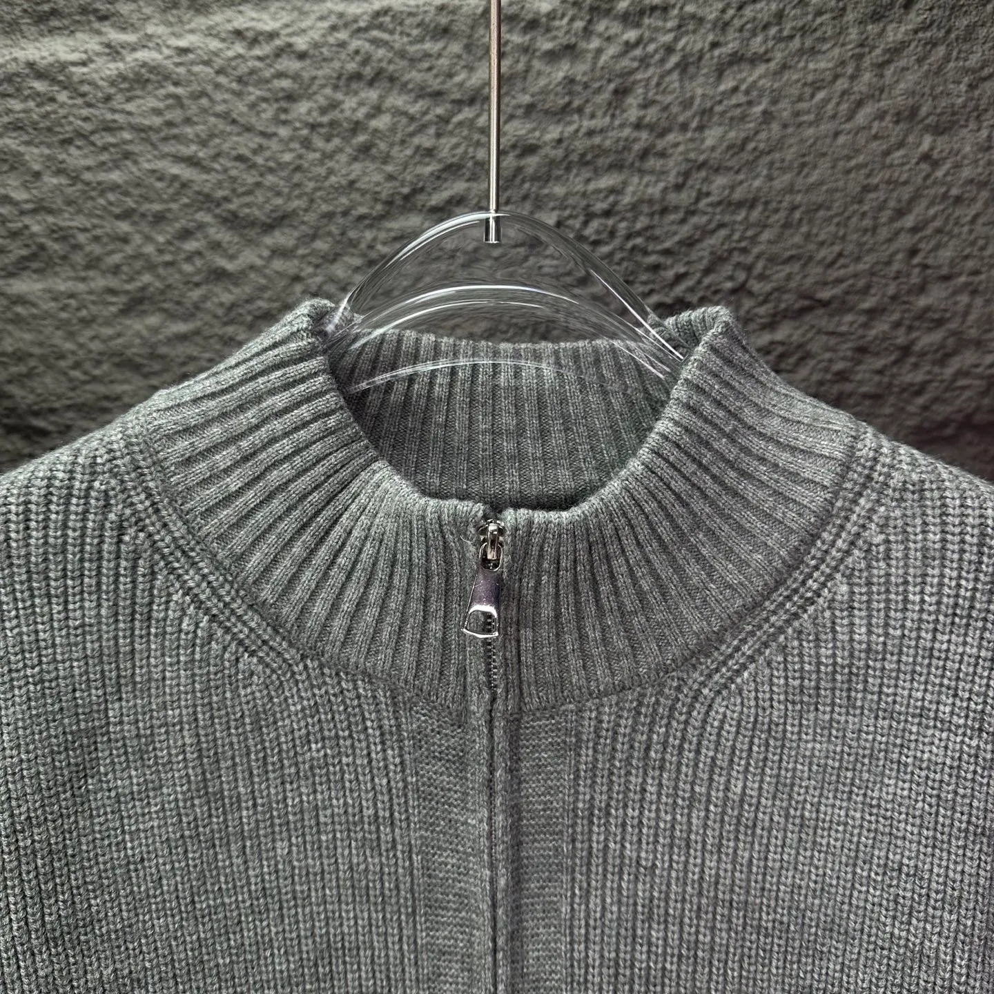 P340 Ralph Lauren 2025 new classic embroidered logo couple style zipper knitted sweater 🔥High version🔥High version🔥 The fabric is made of 32-count cotton yarn blended material, which is skin-friendly and does not stick to the body. It does not cause pilling. It feels very soft and super comfortable. It is fashionable and personalized. It is a super versatile and beautiful knitted sweater. It is very suitable for both men and women. It is a must-have for everyone. Packaging, tag, collar label, washed wheat, complete👍 Color: black, gray Size: M-2XL